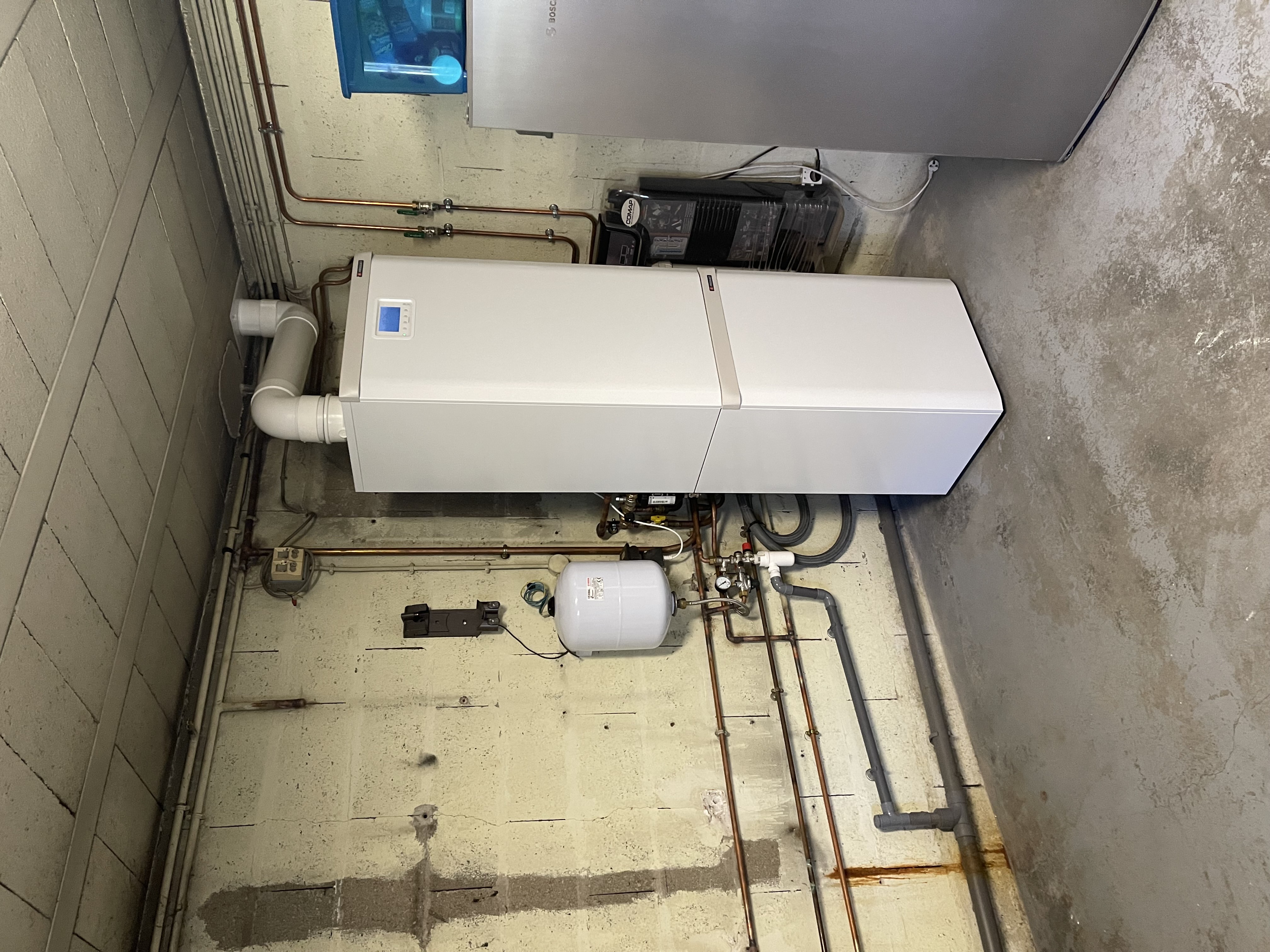 Installation de chaudière gaz au sol avec vase d'expansion